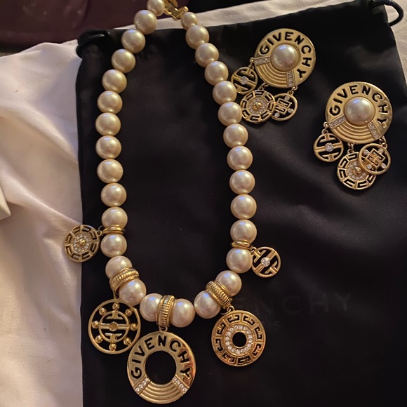 Givenchy Jewelry - VINTAGE GIVENCHY NECKLACE & EARRINGS SET SO CHIC❤️